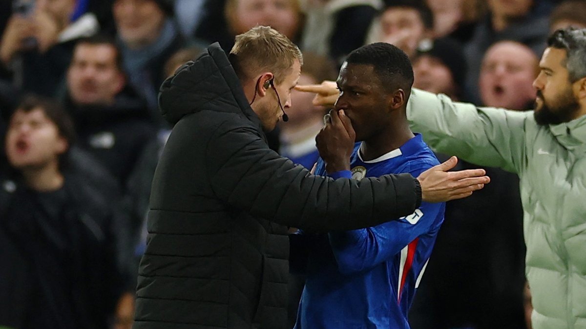 Moisés Caicedo (d) reclama al árbitro su expulsión en el cotejo entre Chelsea y Arsenal.