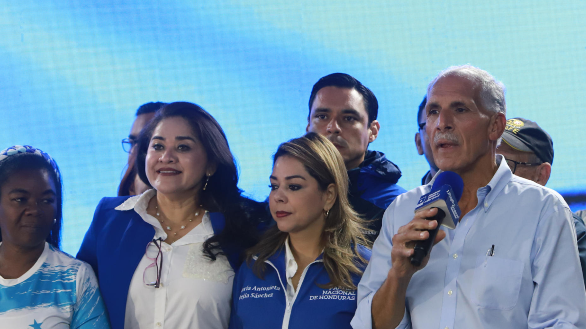 El aspirante presidencial del Partido Nacional, Nasry Asfura, ofrece declaraciones durante una rueda de prensa este domingo en Tegucigalpa (Honduras)