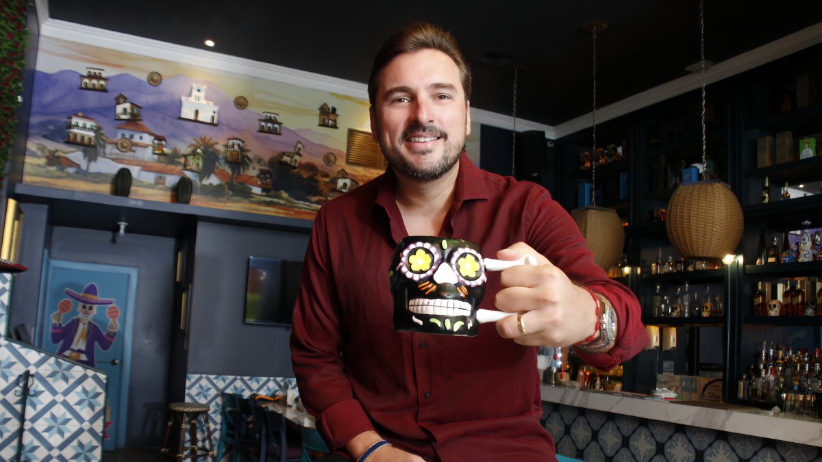 El propietario de La media vuelta, ubicado en el Village Plaza.