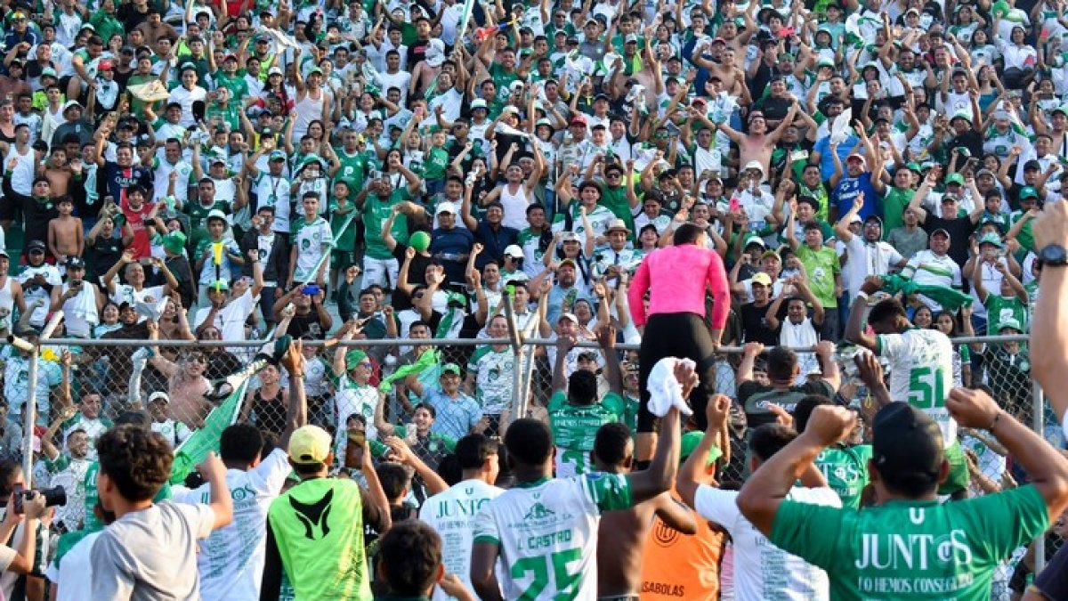 Jugadores de Liga de Portoviejo celebraron con los hinchas en el Reales Tamarindos.