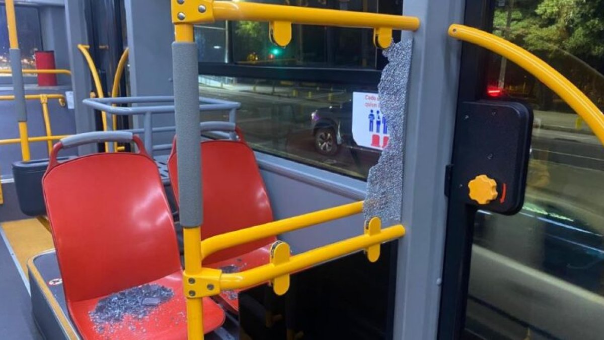 El pasajero rompió el vidrio de un nuevo trolebús eléctrico al recostarse sobre él.