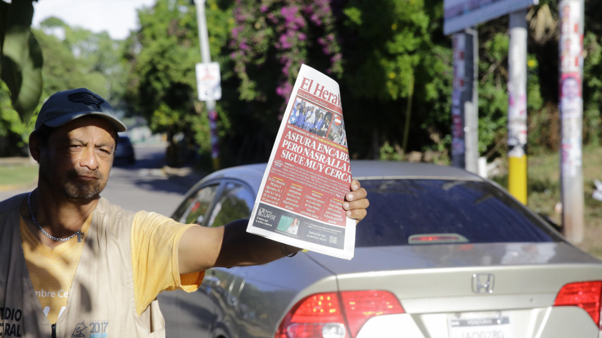 Un ciudadano sostiene la edición de El Heraldo de este lunes, a un día de las elecciones generales, en Tegucigalpa (Honduras)