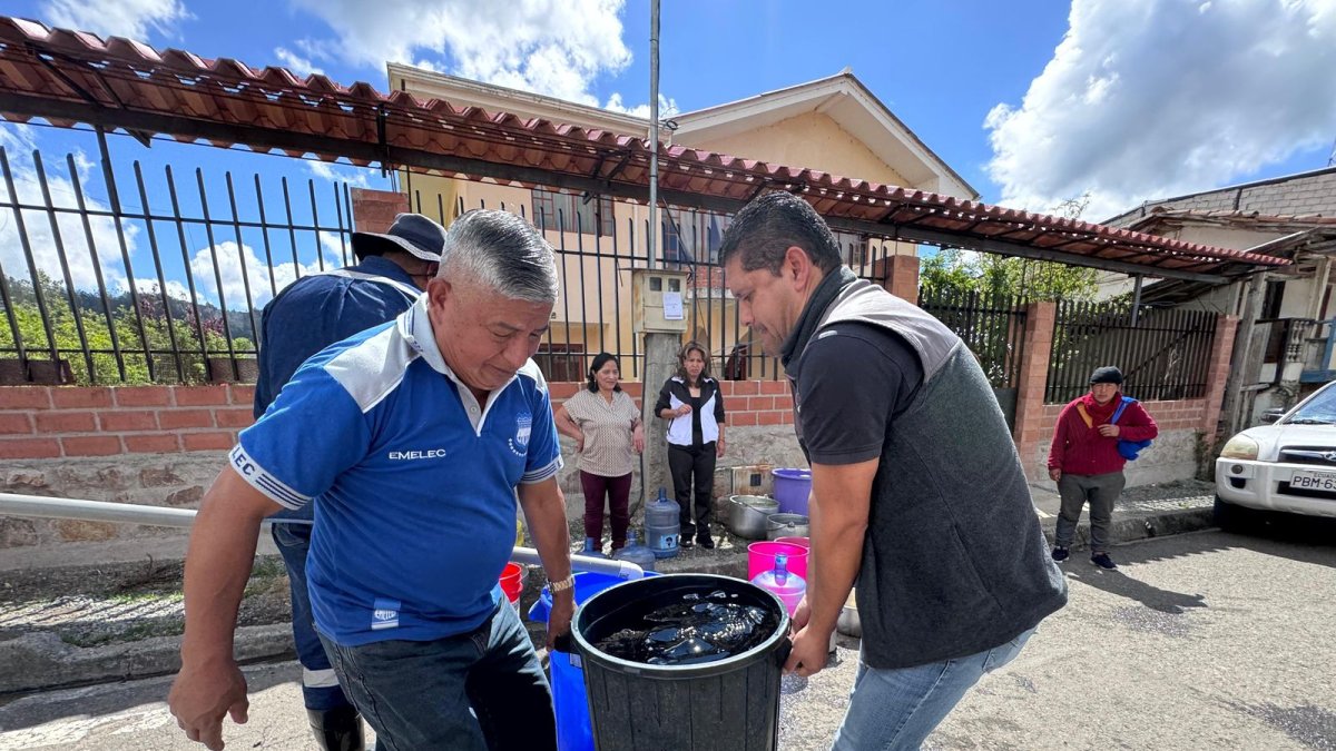 Entre el fin de semana se entregaron más de 90.000 galones de agua en dos de las parroquias afectadas.