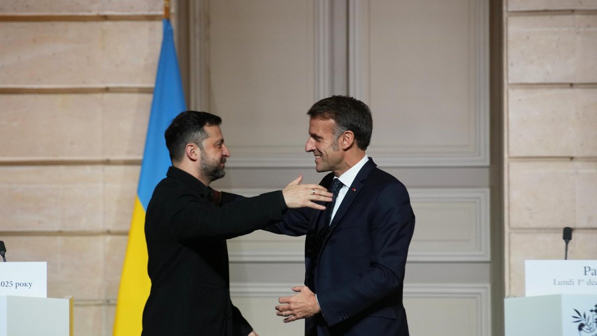 El presidente francés, Emmanuel Macron (derecha), y el presidente ucraniano, Volodymyr Zelensky, en París, Francia, el 1 de diciembre de 2025.