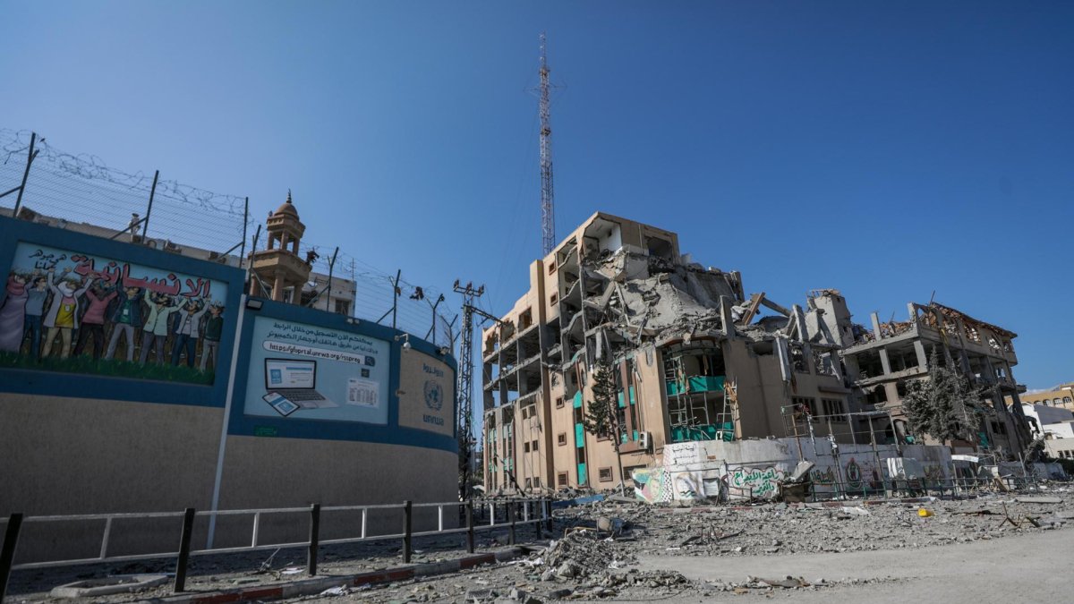 Foto de archivo de la destruida Universidad Islámica (R) cerca de la sede de UNRWA (L) tras un ataque aéreo israelí en la ciudad de Gaza.