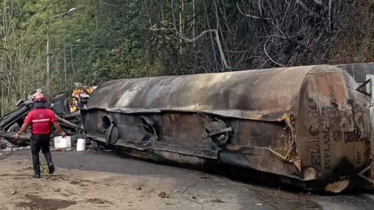 El tanquero se volcó e incendió, cuando circulaba en la vía Las Mercedes - Los Bancos,al noroccidente de Quito.