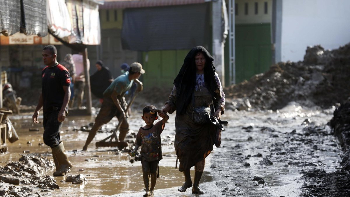 Los residentes limpian sus casas del barro en una aldea afectada por las inundaciones en el área de Meureudu, Pidie Jaya Aceh, Indonesia, el 1 de diciembre de 2025.