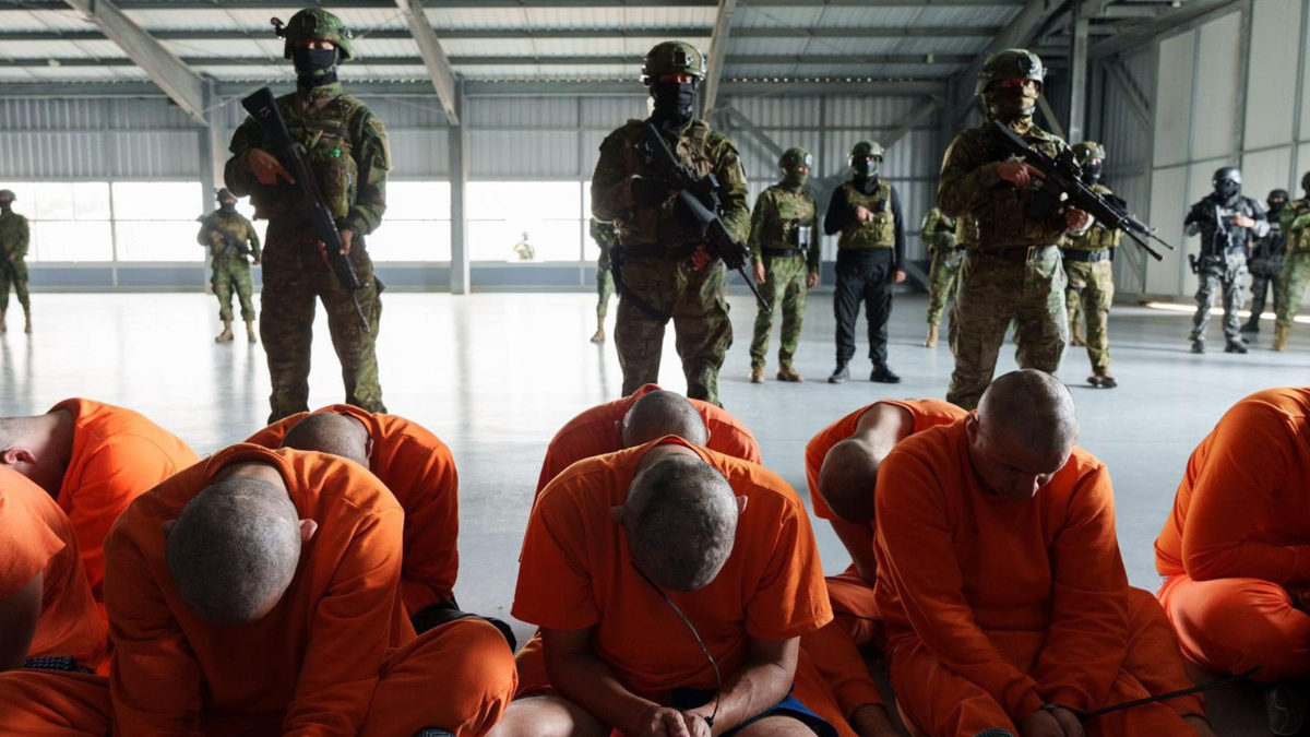 Internos son trasladados a la cárcel de máxima seguridad.