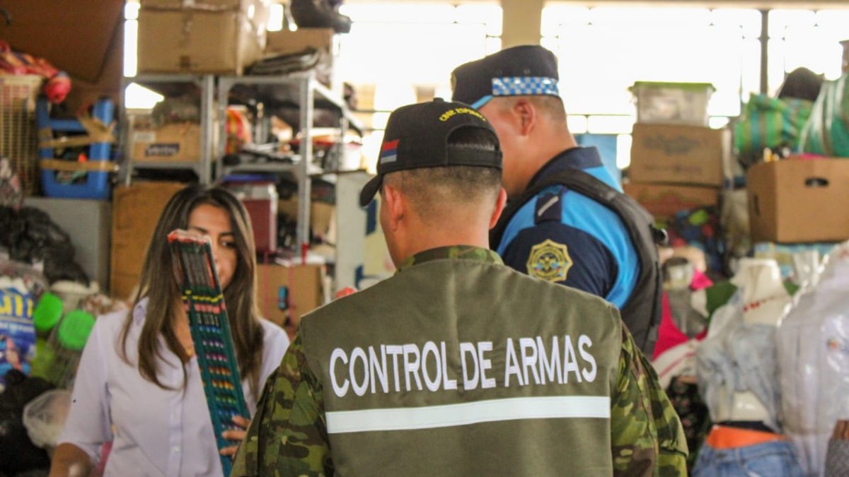 Militares y agentes de Segura EP realizan controles en el centro de la ciudad.