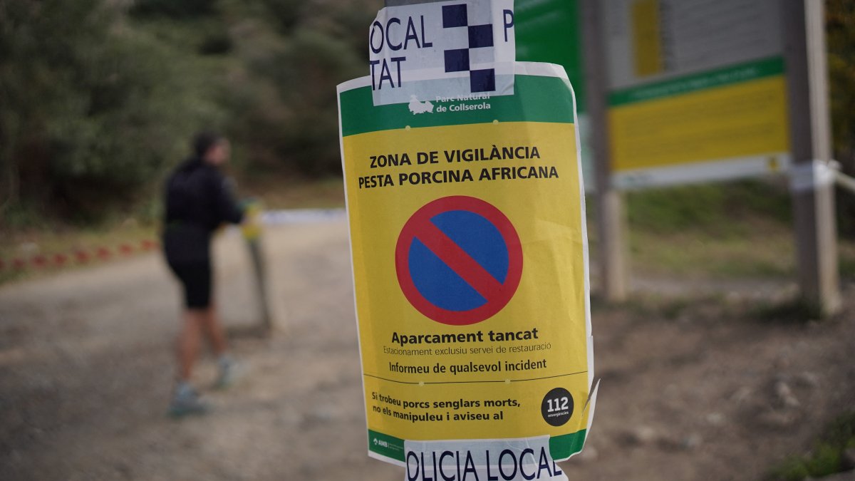 Barcelona. Una señal de advertencia se coloca en un poste, a la entrada del parque natural de Collserola.