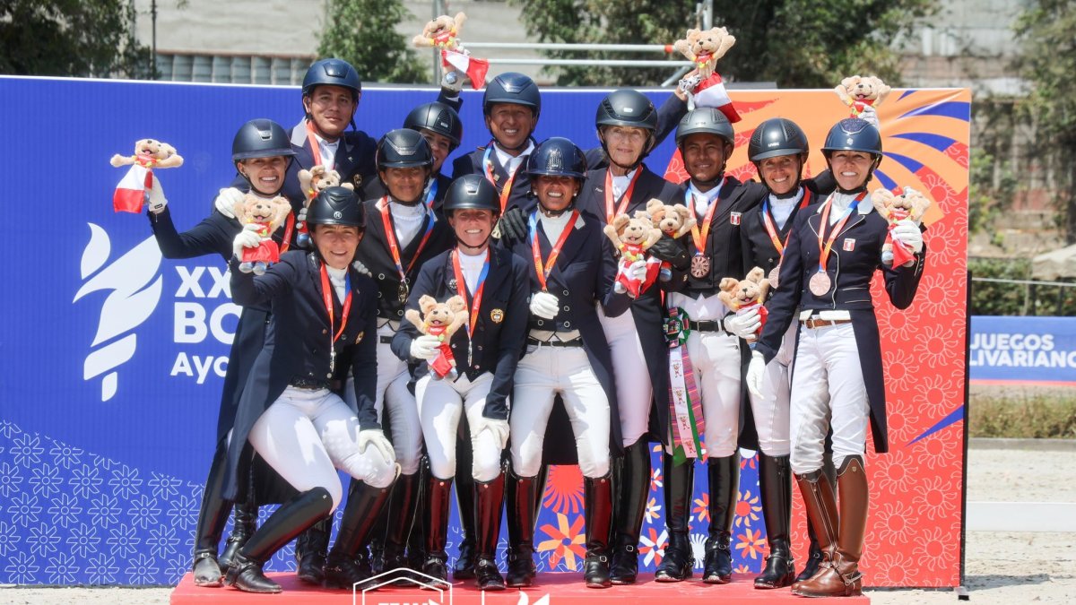 Jinetes y amazonas de la delegación nacional de deportes ecuestres.