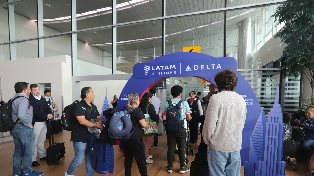 Pasajeros abordan el avión de Latam que retoma la ruta Guayaquil - Nueva York.