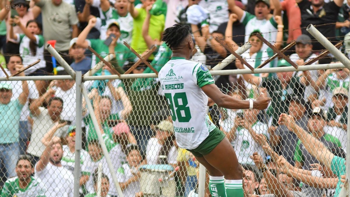 Jhojan Riascos fue el autor del único tanto del partido en el que Liga de Portoviejo logró el ansiado regreso a la Serie B contra Aampetra.