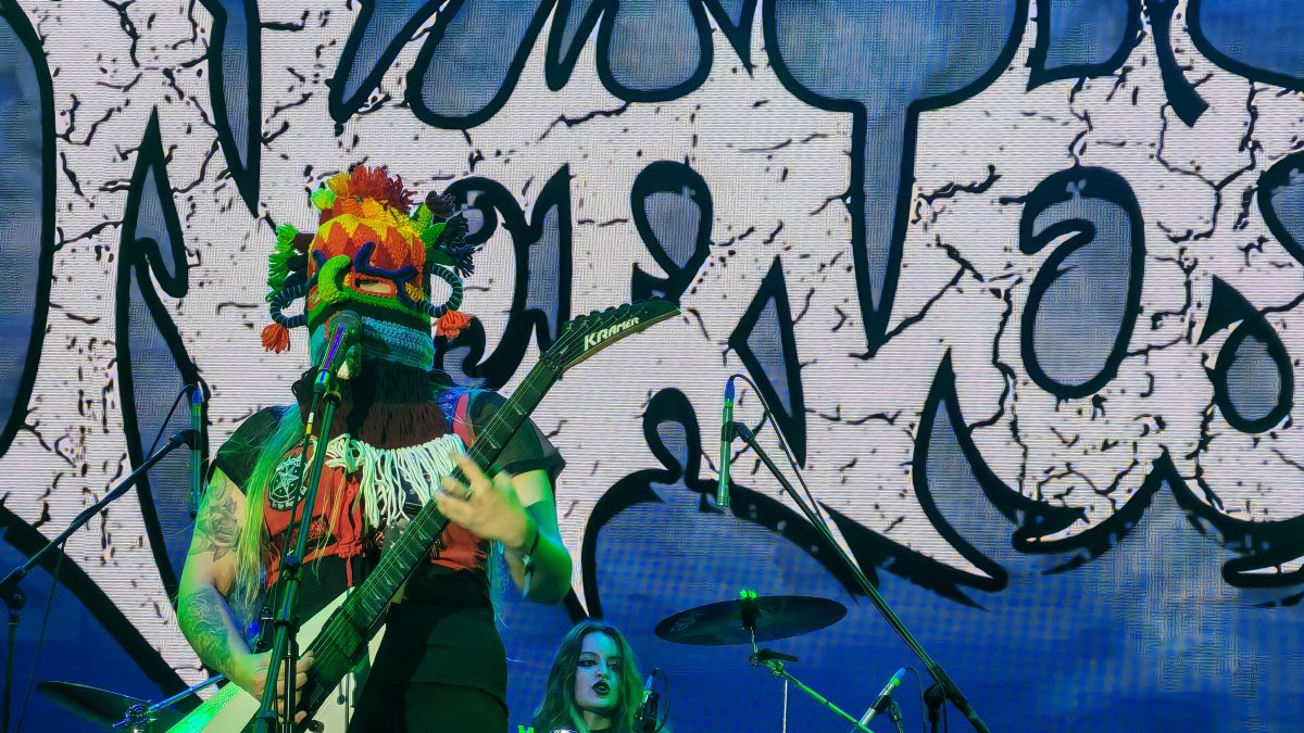 La iluminación de Nervosa se ciñe sobre la frontgirl Prika Amaral que es la líder e integrante fundadora de esta banda de thrash metal.