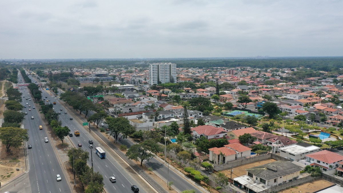Foto referencial de vía a la Costa en Guayaquil,
