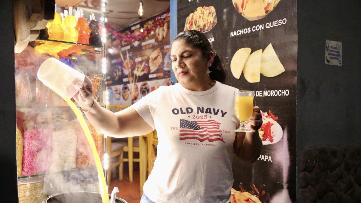 La Ronda mantiene la tradición: canelazo en olla de barro, ruta imperdible de las Fiestas de Quito.