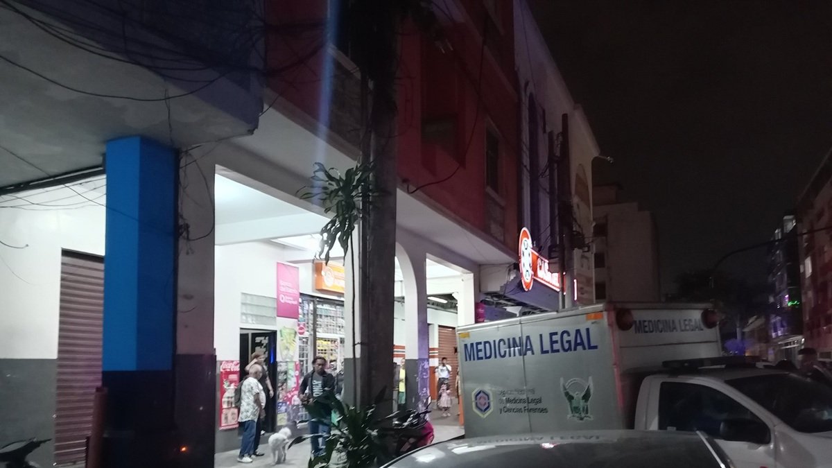 Un carro de Medicina Legal acudió al sitio para trasladar el cadáver hacia el Laboratorio de Criminalística.
