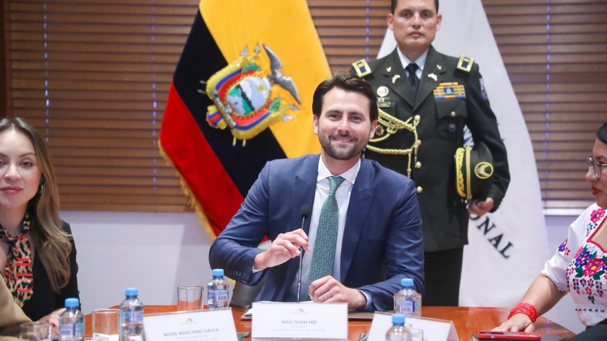 El presidente de la Asamblea, Niels Olsen, durante la presentación de su propuesta para reducir las horas de ley seca en procesos electorales