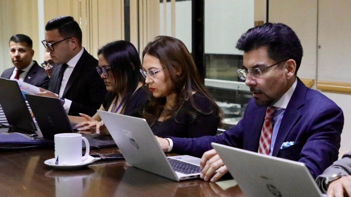 El fiscal Leonardo Alarcón (d) formuló cargos contra el exjuez David Jacho por presunto acoso sexual.