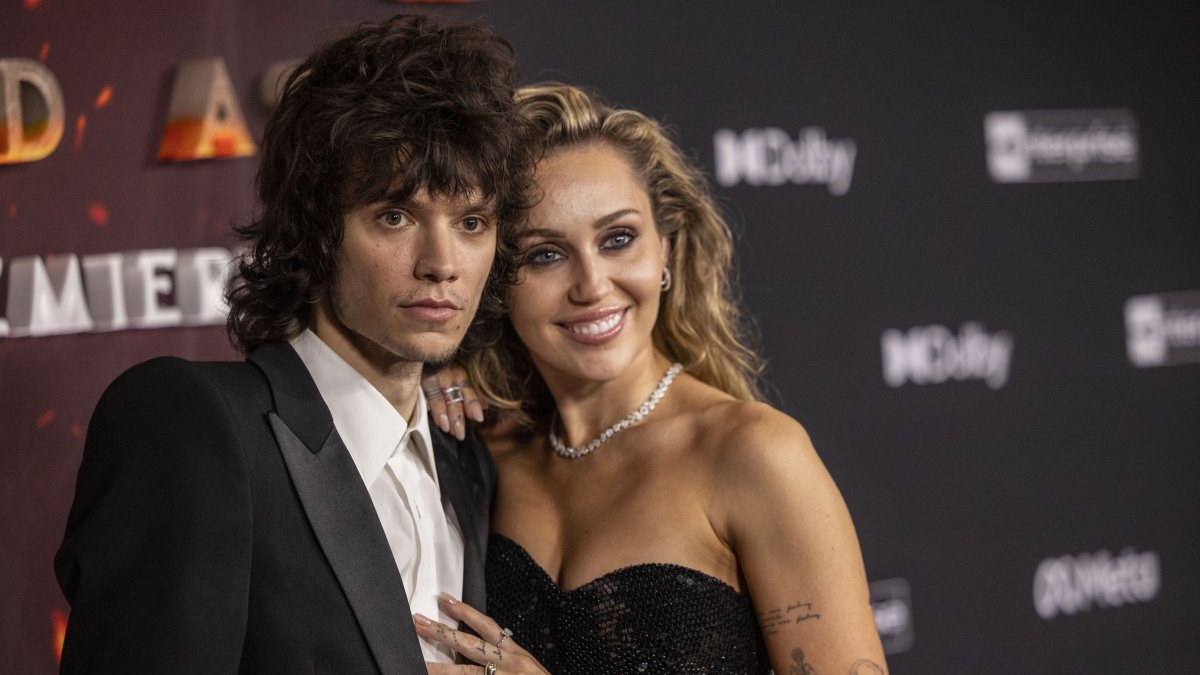 El cantante Maxx Morando y Miley Cyrus a su lelgada a la avant premiere de Avatar: Fuego y Cenizas, en Dolby Theatre de Los Ángeles.