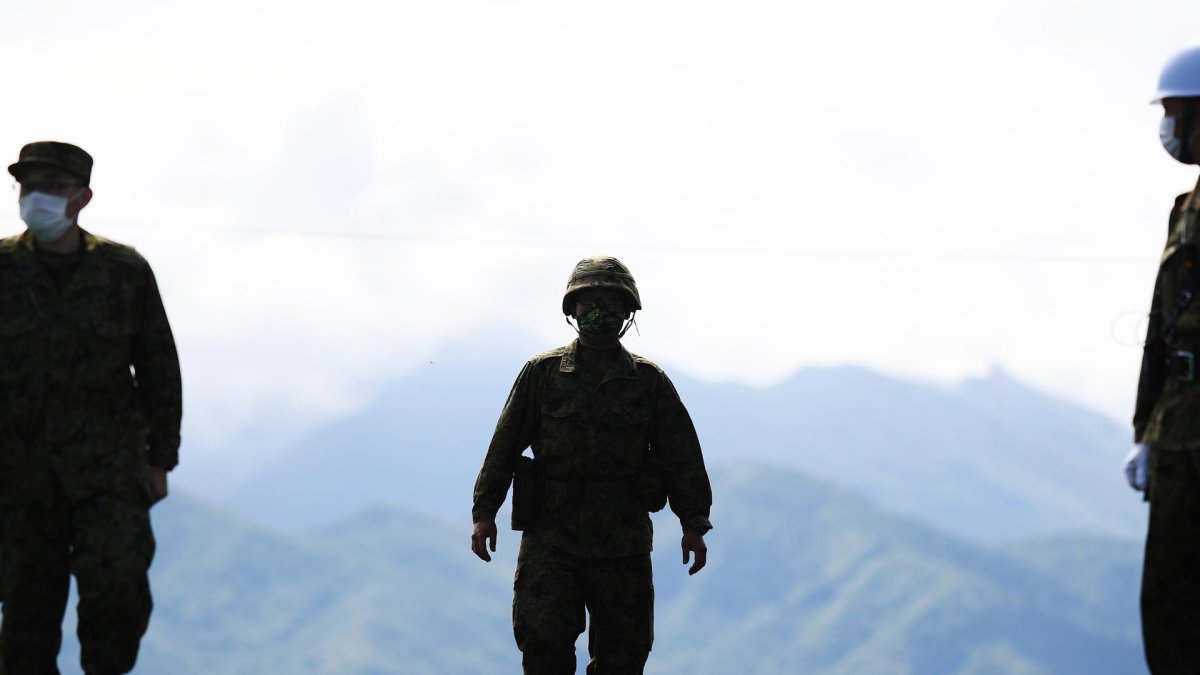 Fotografía de archivo que muestra a soldados japoneses durante un ejercicio militar en Shizuoka.