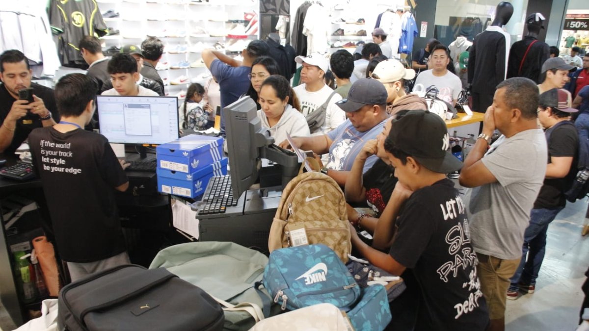 Personas comprando en una tienda del Mall del Sol aprovechando los descuentos.