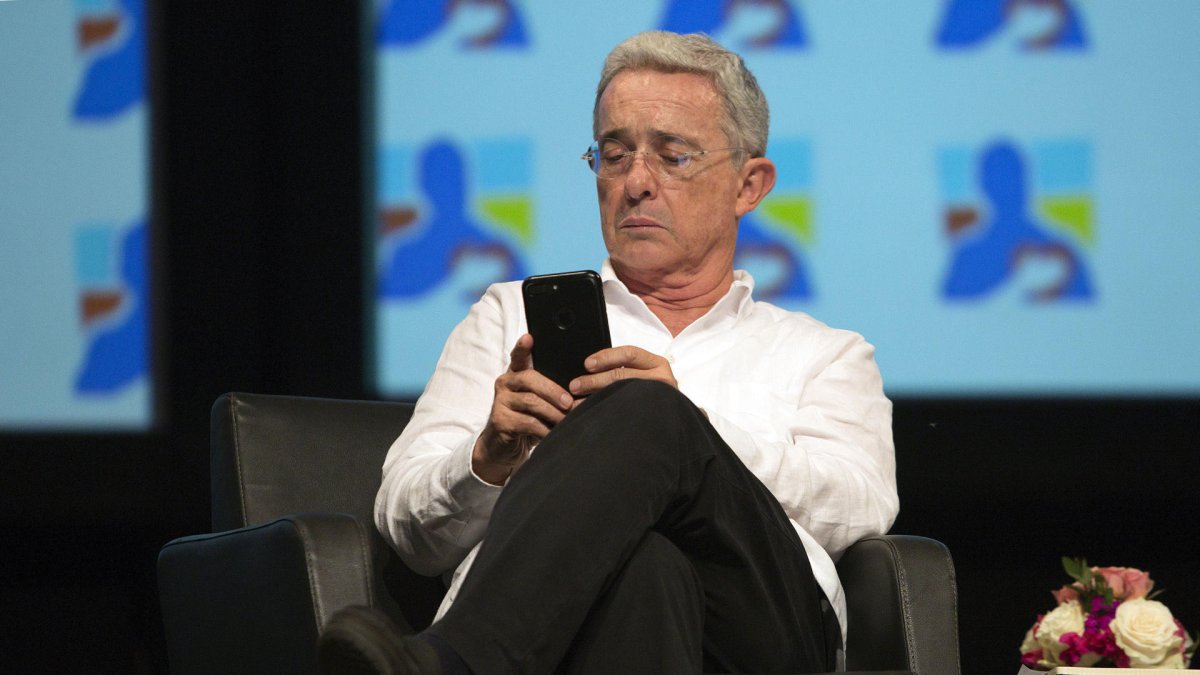 Fotografía de archivo del expresidente colombiano y líder del partido de derechas Centro Democrático, Álvaro Uribe Vélez.