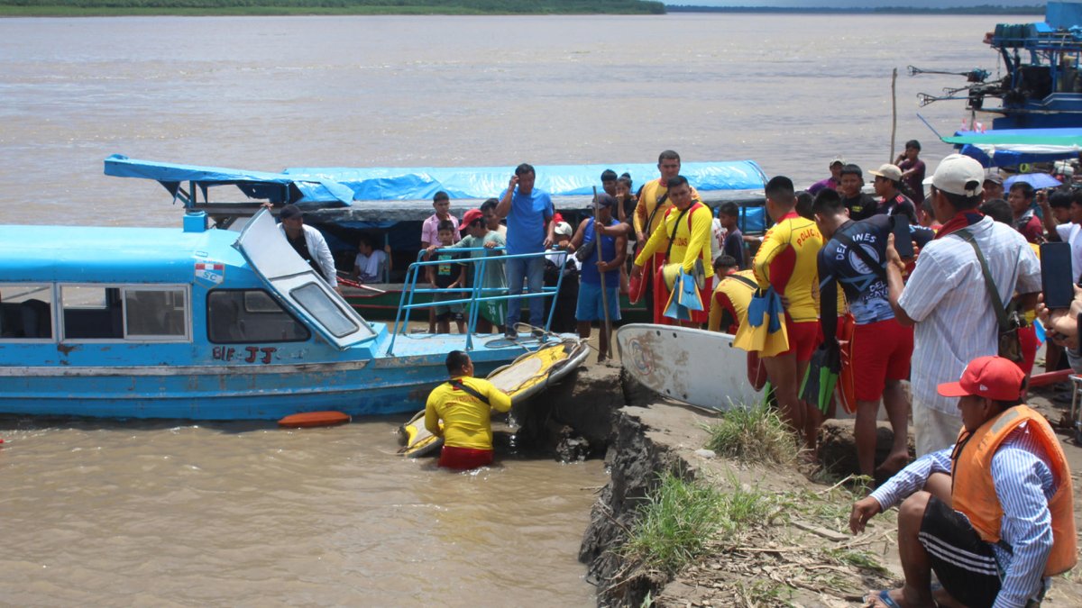 Fotografía muestra a integrantes de la Policía Nacional del Perú (PNP) durante un rescate este lunes, en Iparia (Perú).