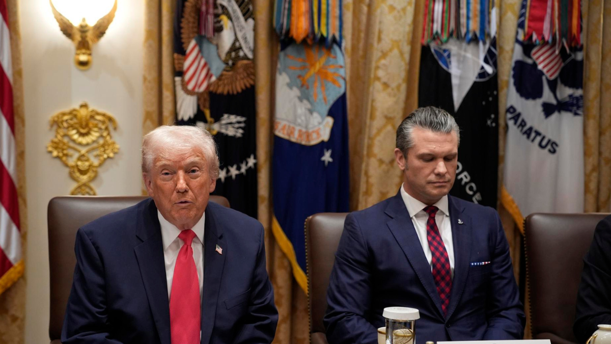 El presidente estadounidense, Donald Trump, interviene en una reunión de su gabinete en la Sala del Gabinete de la Casa Blanca, en Washington