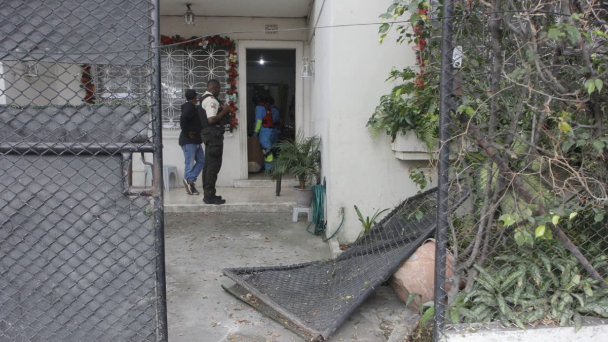 Para evitar el robo, la víctima se estrelló contra el cerramiento de su vivienda.