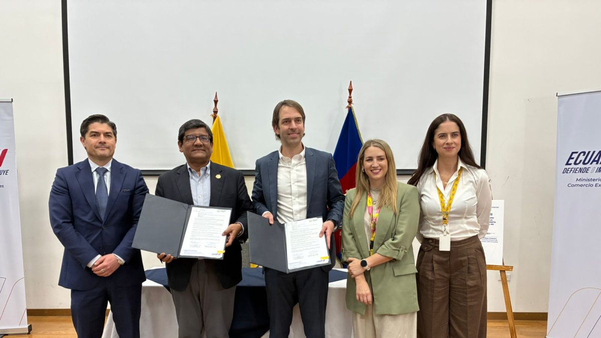 Firma del acuerdo, entre Ministerio de Producción y MercadoLibre Ecuador.