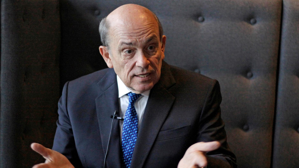 El canciller peruano Hugo De Zela durante una declaración oficial