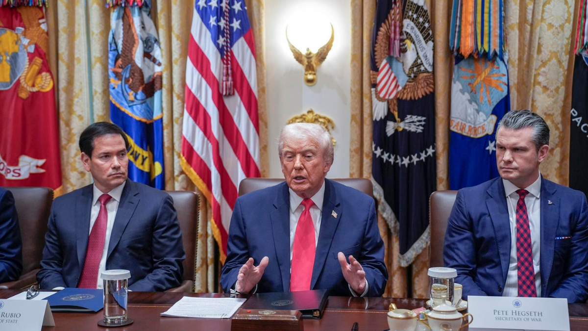 Donald J. Trump atiende preguntas de la prensa durante una reunión con su gabinete en la Sala del Gabinete