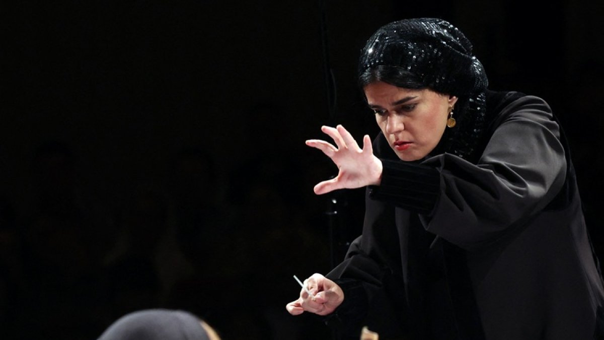 Paniz Faryoussefi, la primera mujer en dirigir la Orquesta Sinfónica de Teherán, dirige el conjunto en la Sala Vahdat de Teherán el 13 de noviembre de 2025.