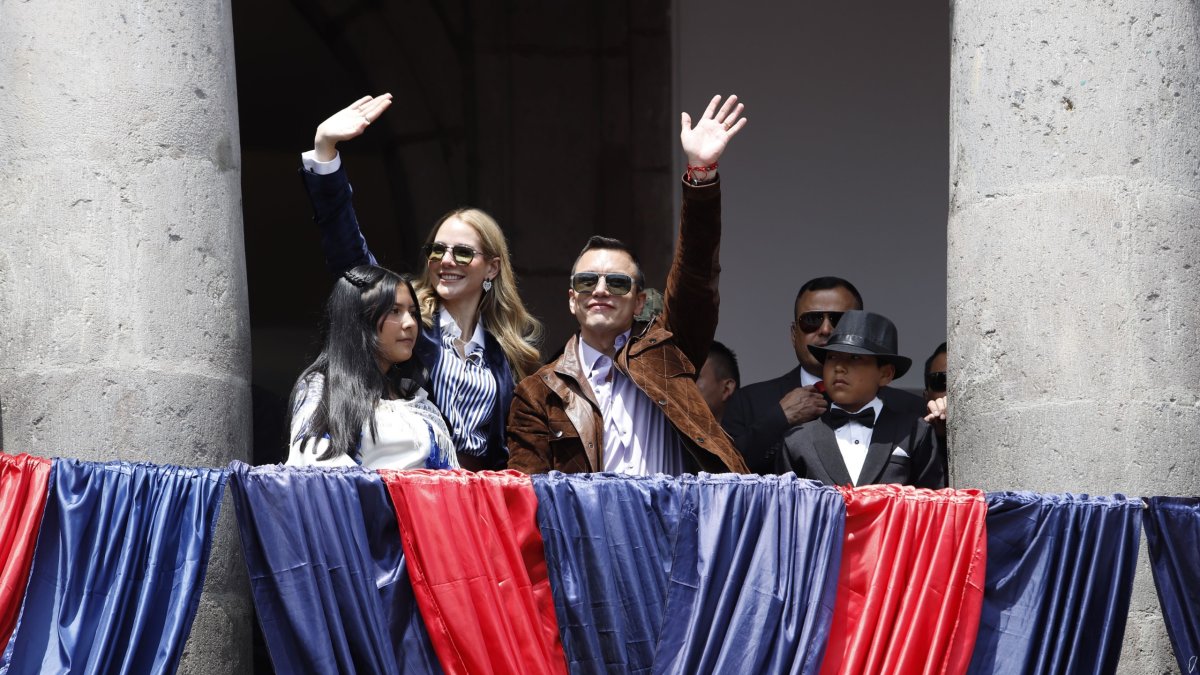 Daniel Noboa salió al balcón del Palacio de Gobierno por media hora y saludó con los asistentes.