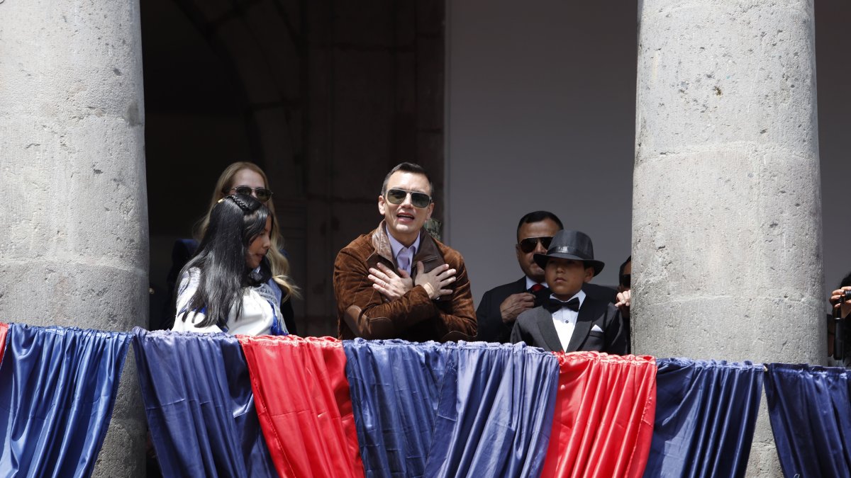 Daniel Noboa estuvo por media hora en el balcón del Palacio de Gobierno.