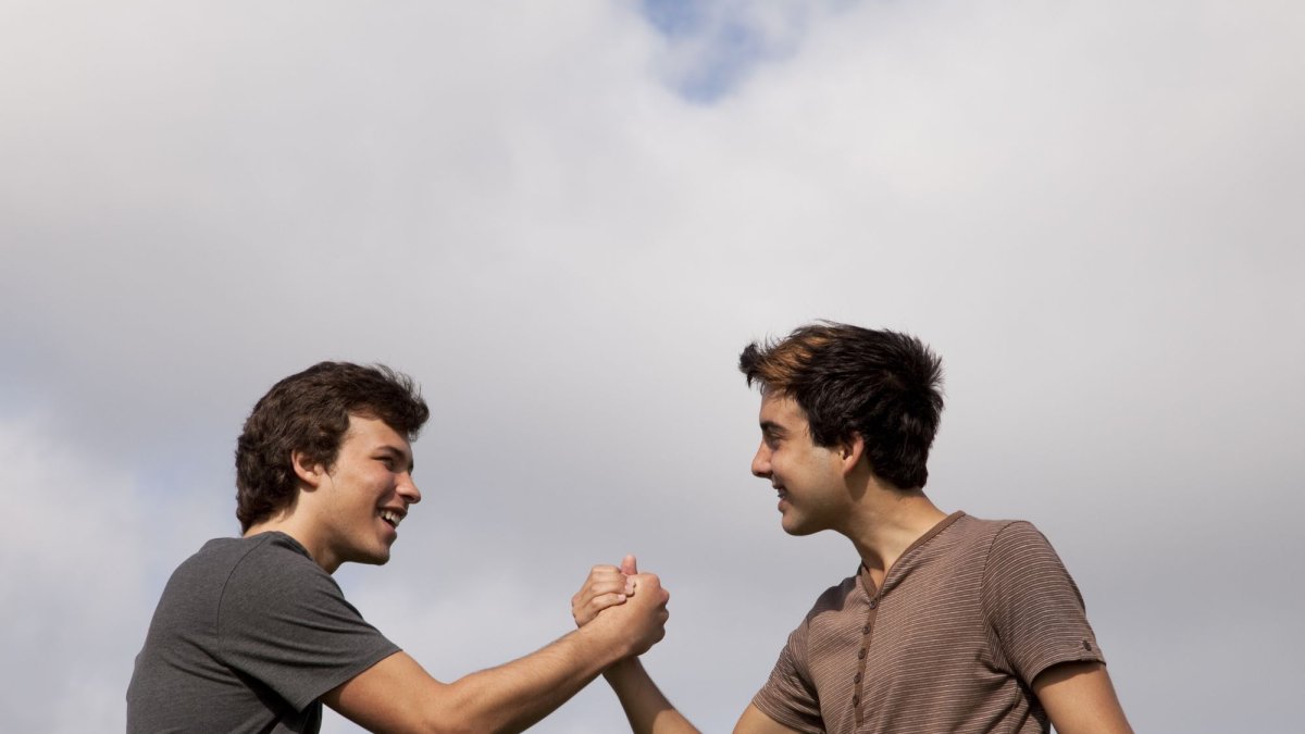 El bromance redefine la amistad masculina en medio de una creciente crisis de soledad que afecta a millonesv