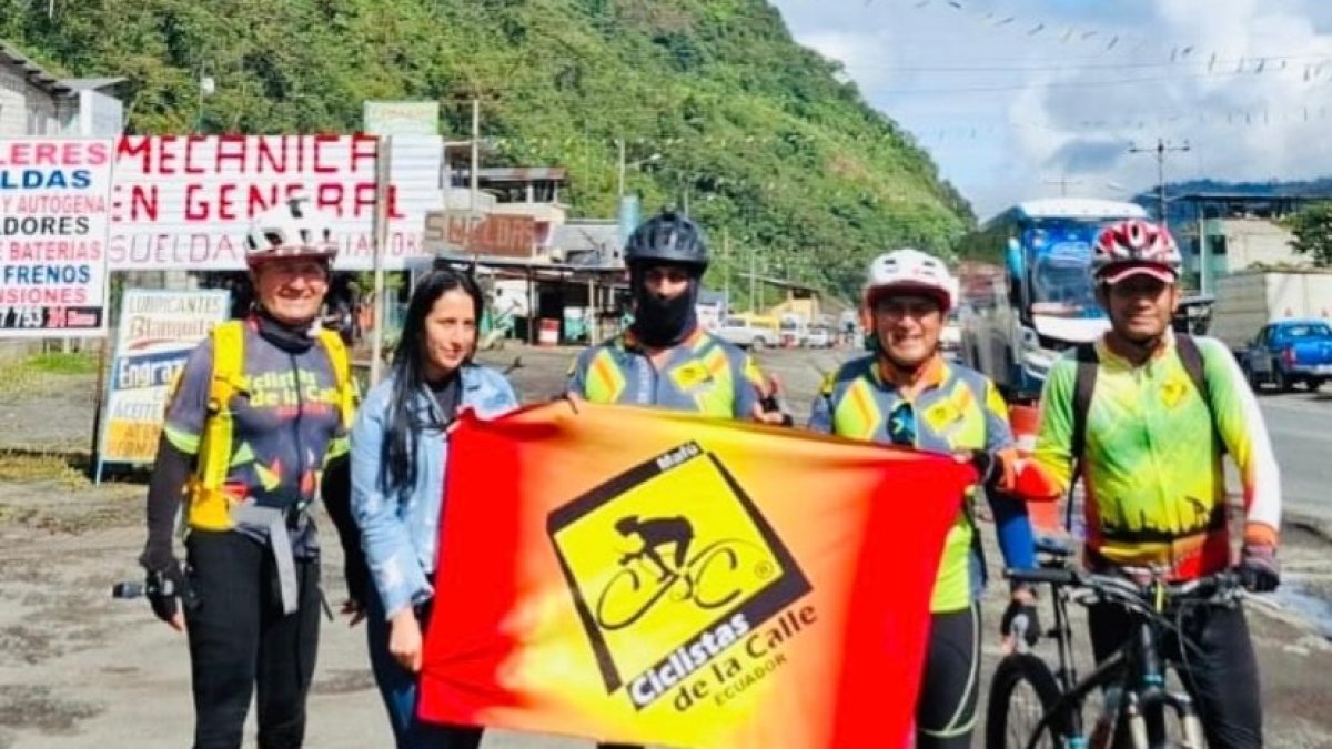 Integrantes de Ciclistas de la Calle tras su objetivo de recorrer la serranía ecuatoriana.
