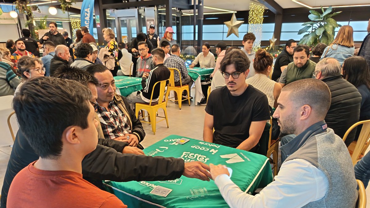 Matthew Heiss (d), frente a Javier Montero durante una de las partidas del Mundial de 40.