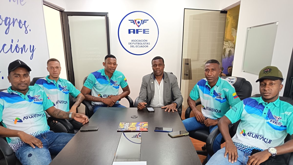 Carlos Tenorio (c) asesora a jugadores que fueron a declarar en Fiscalía.