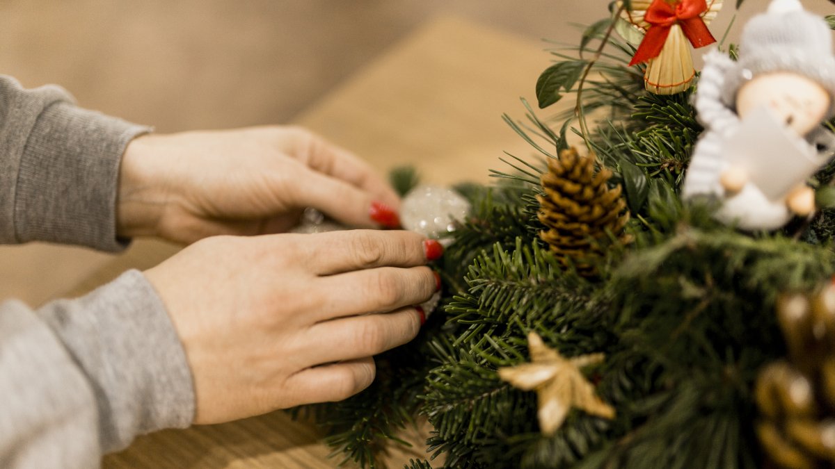 Estrategias creativas para decorar paredes, ventanas y mesas con el espíritu festivo, ideal para departamentos o casas con espacio limitado
