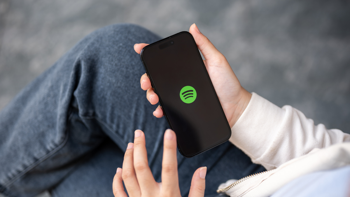 Usuarios revisan su resumen musical del Spotify Wrapped 2025 desde la app.