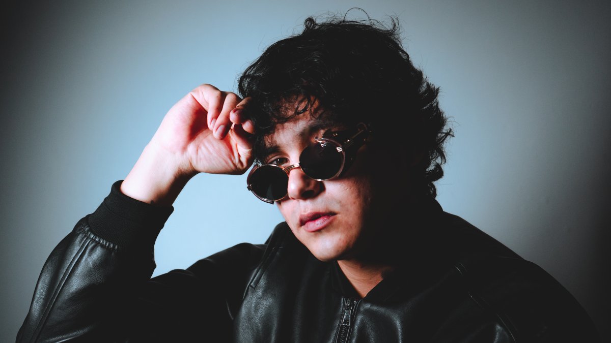 Rayo Pluzz: artista ecuatoriano de 25 años.