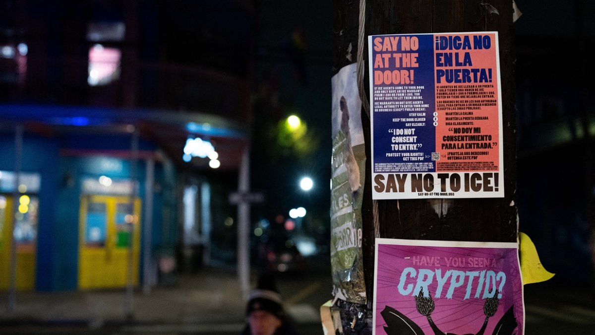 Un cartel que enumera los derechos legales y lleva el mensaje 