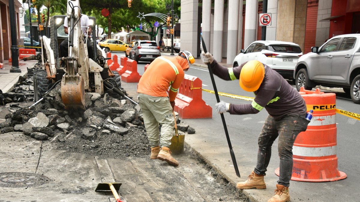 Los trabajos en la calle Pichincha, en el centro de Guayaquil, son parte de una renovación urbana en calle Panamá.