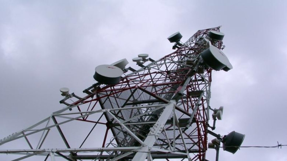 Claro y Movistar (hoy Tigo) pagarán al Estado $ 880 millones hasta 2038, por renovación de contratos.