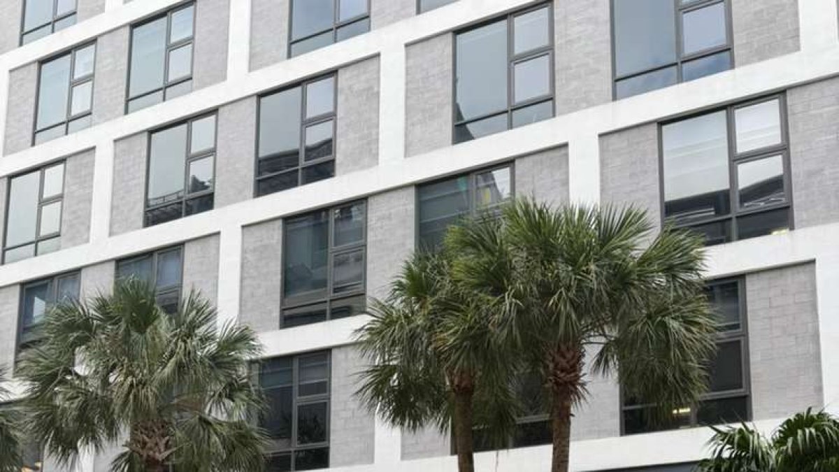 En este edificio de Miami se suponen que funcionan oficinas administrativas de HealthBird