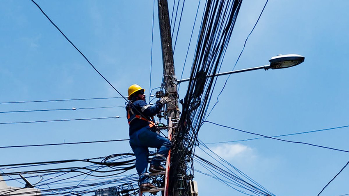 En Guayaquil, hay luminarias públicas cuyo mantenimiento pertenece a la Corporación Nacional de Electricidad (CNEL) y otras al Municipio.