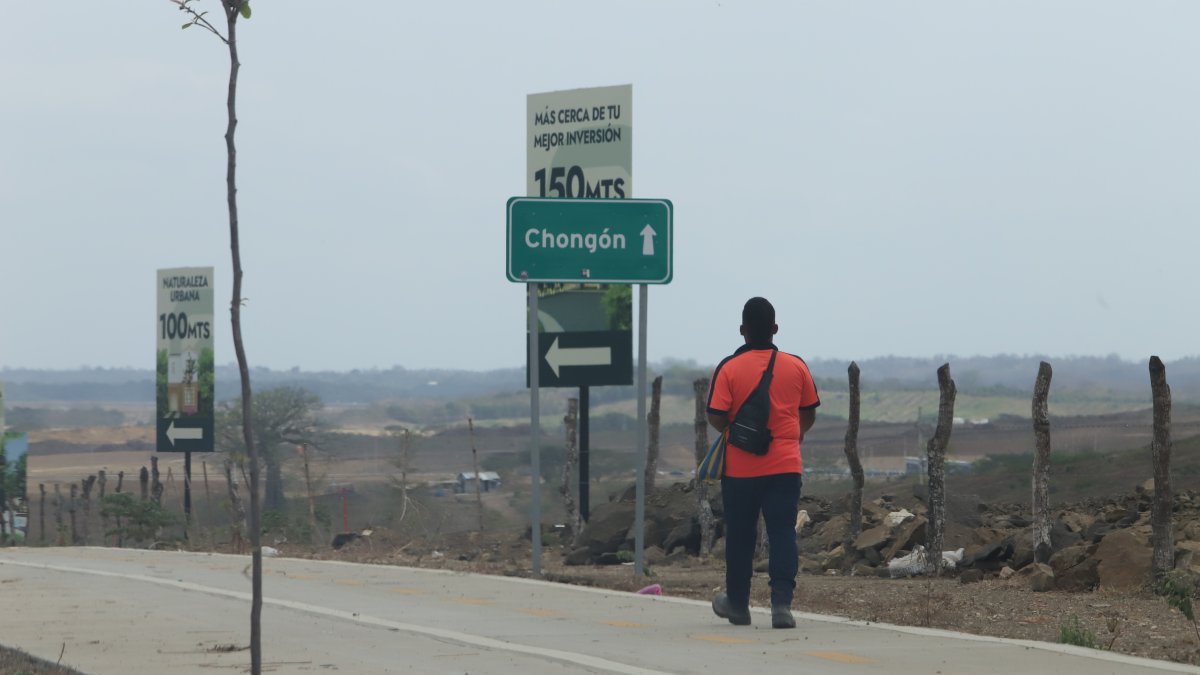 En sectores de vía a la costa, como los que conducen a Chongón, sus habitantes denuncian la falta de alumbrado público como una de las causas para la inseguridad.