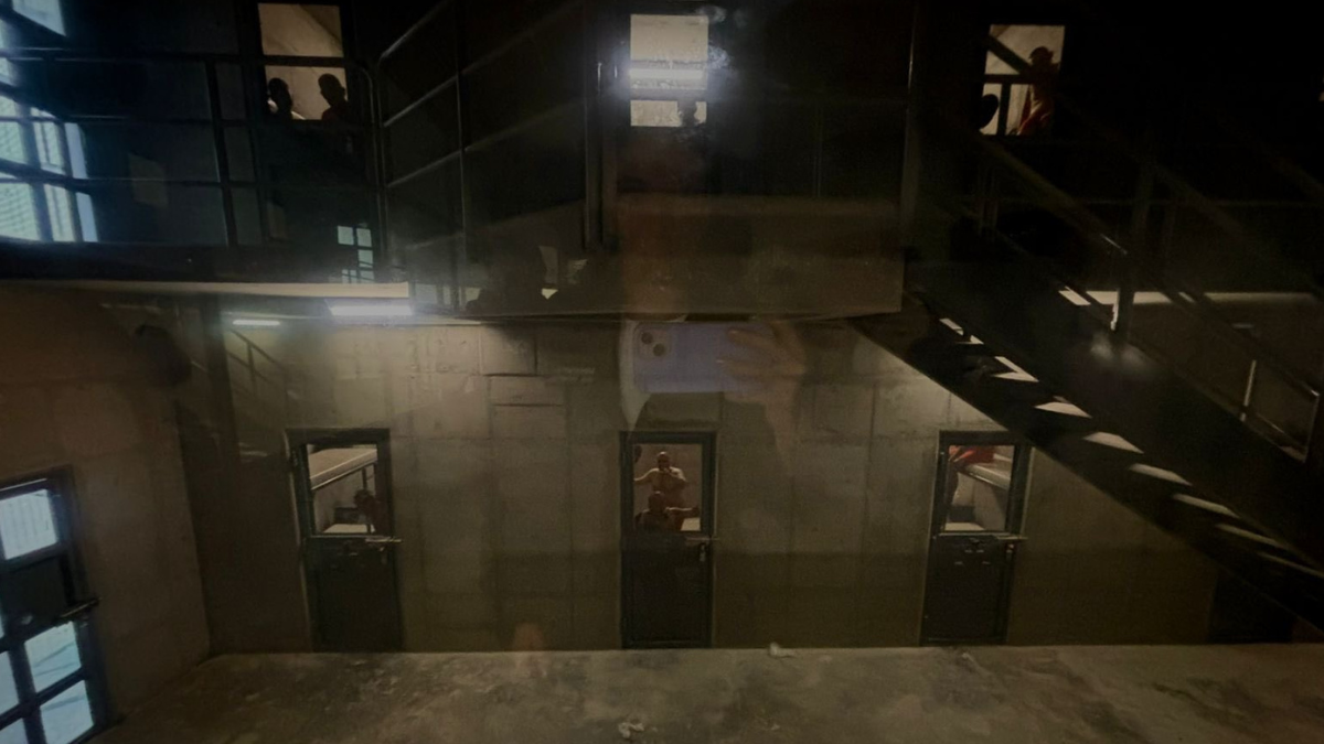 Vigilancia permanente en los accesos a la Cárcel del Encuentro.